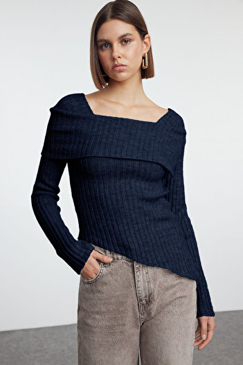 Trendyol Collection Detailní asymetrický pletený svetr s tmavě modrým límečkem Twoaw25Kz00239