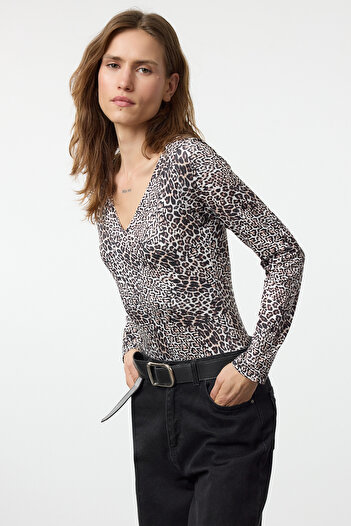 Trendyol Collection Leopard Printed Flexible V-Neck Body - Colored and Fastener, Fitting on the Body Twoaw25Bd00028