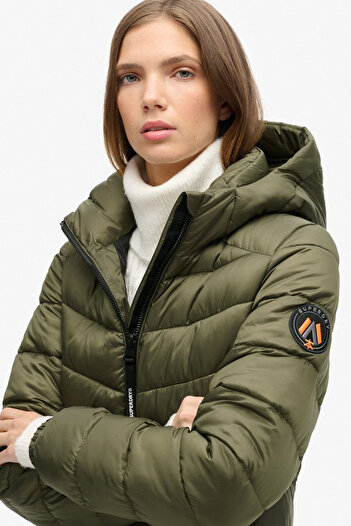 SUPERDRY ΜΠΟΥΦΑΝ FUJI ΜΕ ΚΟΥΚΟΥΛΑ ΚΑΙ ΜΕ ΕΝΙΣΧΥΣΗ ΣΤΗ ΜΕΣΑΙΑ ΔΙΑΡΚΕΙΑ