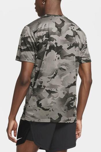 Nike Ανδρικό μπλουζάκι Dri Fit Camo Training Ανδρικό μπλουζάκι με μοτίβο παραλλαγής Μπεζ