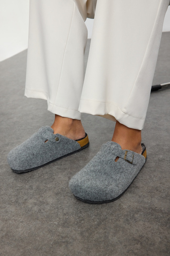 TRENDYOL SHOES Šedé kožešinové dámské domácí pantofle Sabo Takaw25Er00010