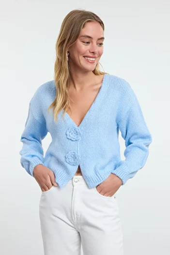 Trendyol Collection Tricotaj cu detalii de trandafir albastru deschis Cardigan moale texturat TWOAW25HI00242