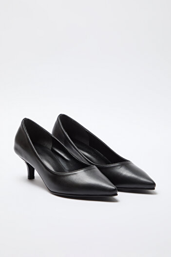 TRENDYOL SHOES Dámské klasické boty na podpatku Black Pointed Toe Takaw25To00022