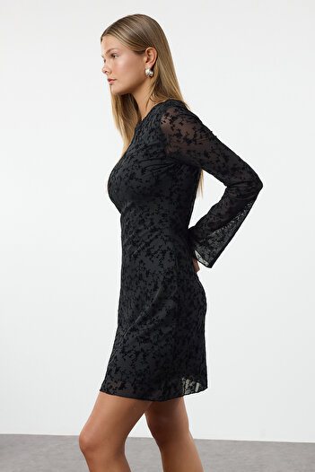 Trendyol Collection Černé mini pletené šaty s potiskem - Twoaw25El00562