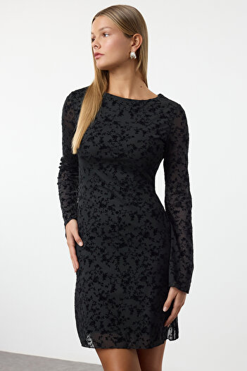 Trendyol Collection Černé mini pletené šaty s potiskem - Twoaw25El00562
