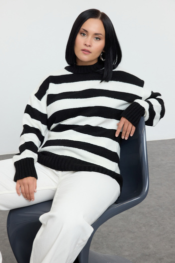 Trendyol Curve Black-White Striped Knitwear Sweater Tbbaw25An00053