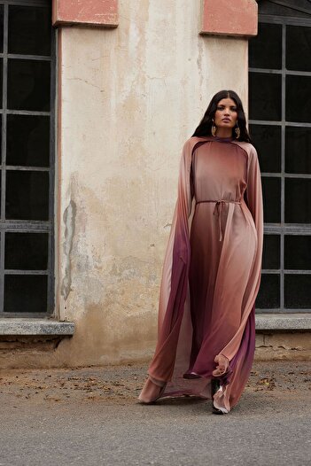 Trendyol Modest X Ai hnědé večerní šaty s přechodem a pláštěm Tctaw25Db00019