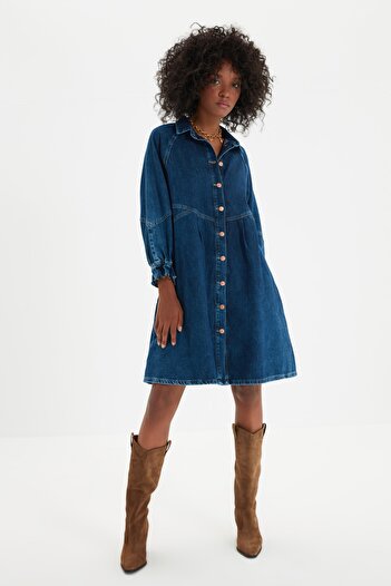 Trendyol Collection Blaues, detailliertes, übergroßes Jeanskleid mit Nähten TWOAW22EL0072