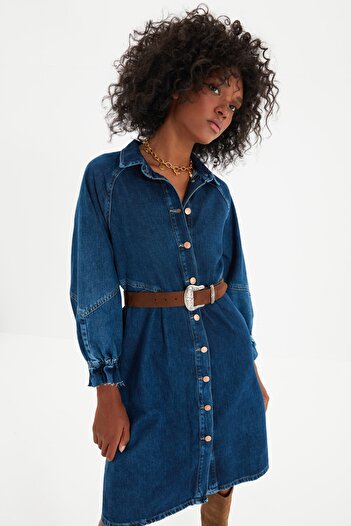 Trendyol Collection Blaues, detailliertes, übergroßes Jeanskleid mit Nähten TWOAW22EL0072
