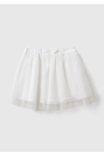United Colors of Benetton Fata este albă. Fusta din tul cu două straturi cu detalii fluture