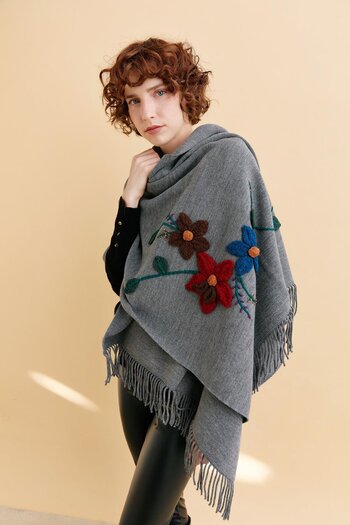 Desen Triko Smoke Colored Women's Shawl - Knitted Flower Embroidered and Tassel