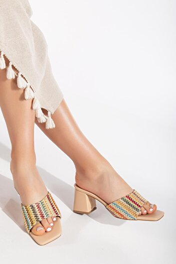 Dilimler Ayakkabı Γυναικείες παντόφλες με τακούνι Nude Color Straw Tekband