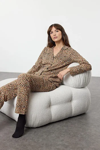 Trendyol Collection Sada bavlněného hnědého pyžama s leopardím vzorem – košile a kalhoty Thmaw25Pt00207
