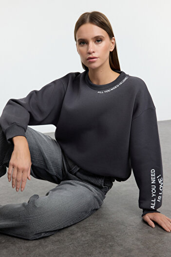 Trendyol Collection Anthracite Slogan Printed - Fleece Thick Inside Pletená mikina Twoaw25sw00177
