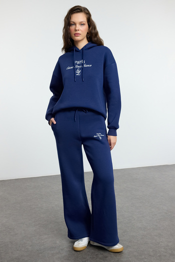 Trendyol Collection Sötétkék hímzett szlogen gyapjú vastag tréningruha szett - Twoaw25Em00014