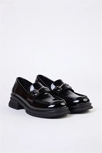 TRENDYOL SHOES Чорні пряжки з лакованої шкіри на товстій підошві жіночі туфлі-мокасини TAKAW25LA00000