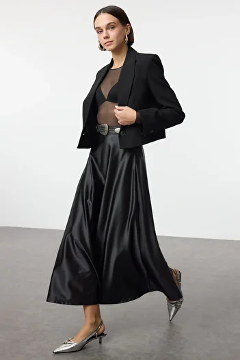 Trendyol Collection Černá a Line/Bell Cut Midi sukně Twoaw25Et00111