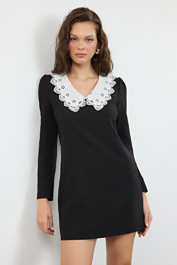 Trendyol Collection Sukienka mini w kształcie litery A - czarna, detale kołnierzyka, tkana Twoaw25El00483