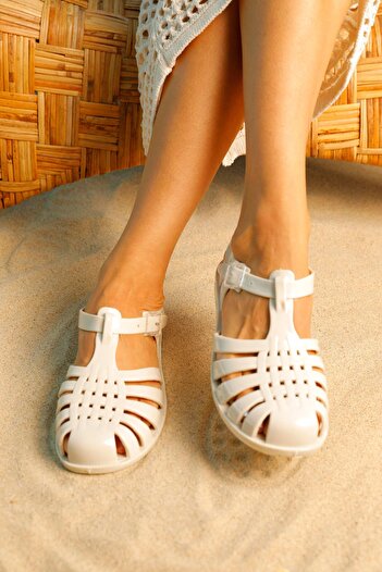 Beyond Shiny Cream Women'sJellySandals - Byndjlly01