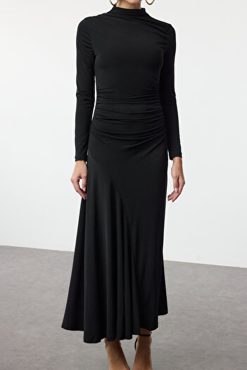 Trendyol Collection Czarna dopasowana/dopasowana stójka z długim rękawem elastyczna dzianinowa sukienka maxi Twoaw25El00099