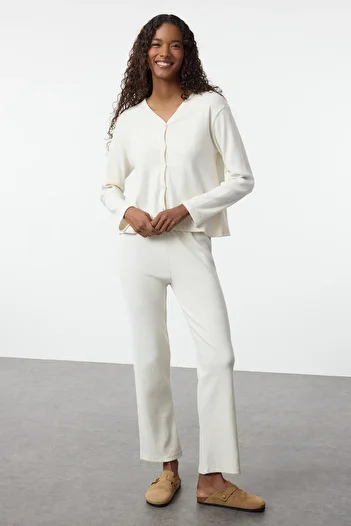Trendyol Collection Weißes, gebürstetes, weiches Cord-Cardigan-Pyjama-Set aus Baumwolle THMAW25PT00074