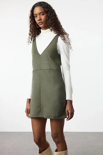 Trendyol Collection Khaki semišové mini pletené šaty s výstřihem do V a výstřihem do V Twoaw24El00543