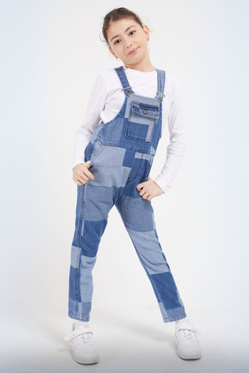 Cansın Mini Salopetă de jeans pentru fetiță cu model pătrat albastru 17612