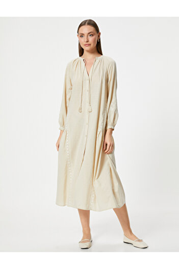 Koton Langes Oversize-Kleid mit langen Ärmeln, Schnürkragen und detaillierter Stickerei aus Baumwolle