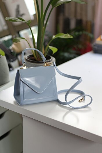 Moom Bag Geantă de umăr cu curea detaliată pentru husă din piele lacuită Baby Blue