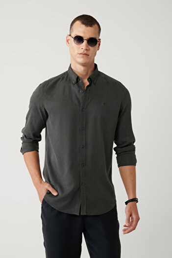 Avva Чоловіча сорочка Slim Fit з антрацитовим коміром на ґудзиках, з суміші льону B002001