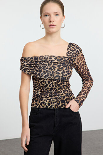 Trendyol Collection Καφέ λεοπάρ στάμπα ασύμμετρη λαιμόκοψη ελαστική πλεκτή μπλούζα που εφαρμόζει στο σώμα TWOAW25BZ00314