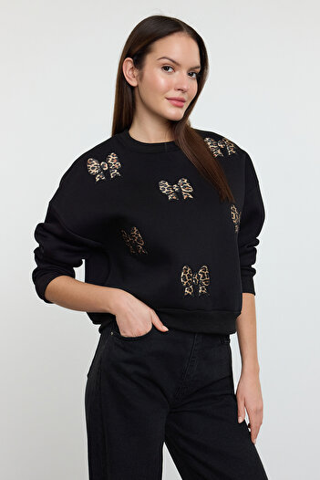 Trendyol Collection Schwarzes, reguläres/normal gestricktes Fleece-Sweatshirt mit Leopardenmuster und Bandstickerei TWOAW25SW00307