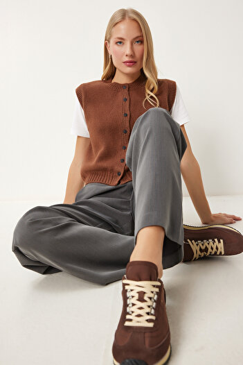 Happiness İstanbul Women's Brown Crew Neck Buttoned Knitwear Vest Us00947