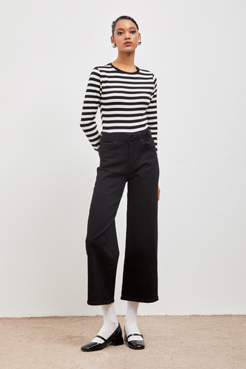 its basic Black Lycra Women's Denim - 1W41 Straight Cropped Fit