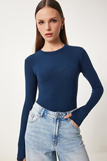 Happiness İstanbul Marineblaue Basic-Strickbluse für Damen mit Rundhalsausschnitt CR00439