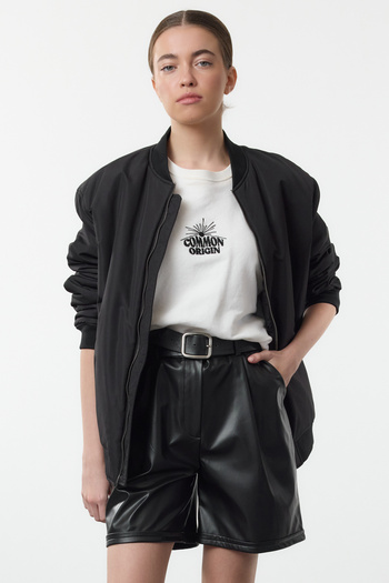 Trendyol Collection Černé kraťasy City Woven z umělé kůže TWOAW25SR00043