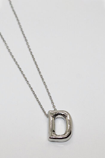 EUROMODA Simple Chain Letter Necklace with Letter Design