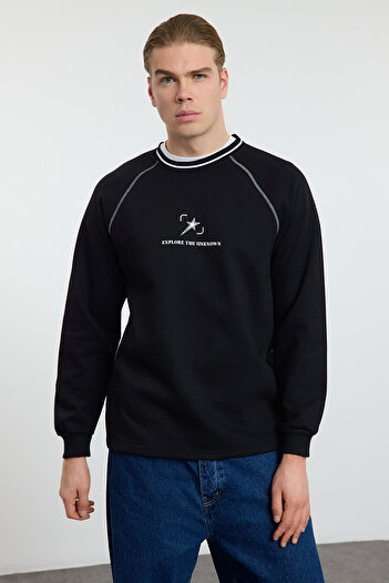 Trendyol Collection Черен суитшърт с щампа и ленти от плетиво - стандартна кройка Tmnaw25sw00166