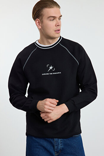 Trendyol Collection Черен суитшърт с щампа и ленти от плетиво - стандартна кройка Tmnaw25sw00166
