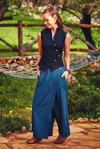 Los banditos Magnificent Collar Cross Buttoned Tank Top