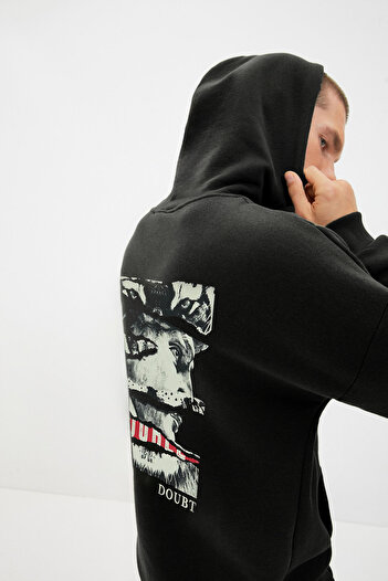 Trendyol Collection Черен суитшърт с качулка и художествен принт, стандартна кройка, без повдигания TMNAW20SW0489