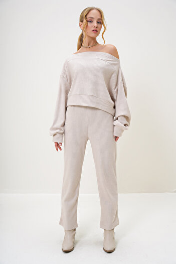 Trend Alaçatı Stili Kadın Taş İnterlok Kumaş  Madonna Yaka Crop Sweat Ve Paçası Lastikli Pantolon Takım ALC-X13075