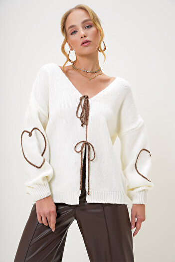 Trend Alaçatı Stili Ecru V-Neck Oversize Knitwear Cardigan - Cord Embroidered, Front Tie Alc-X13150