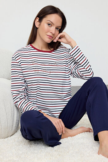 Trendyol Collection Sada trička a kalhot Colorful Stripe Slogan - 100% bavlna Thmaw24Pt00233