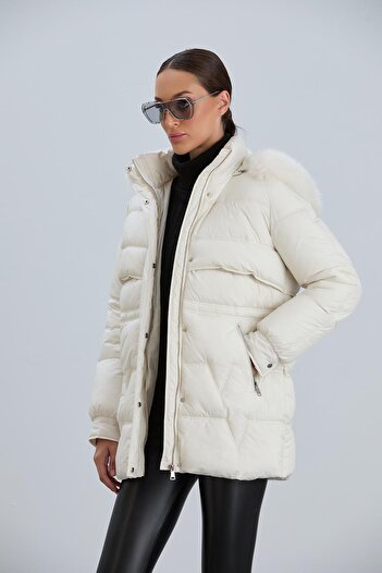 PIQUE Comfortable Women's Coat with Fur Hood and Quilted Detail