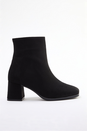 TRENDYOL SHOES Μαύρα σουέτ τετράγωνα γυναικεία μποτάκια με τακούνι TAKAW25BO00002