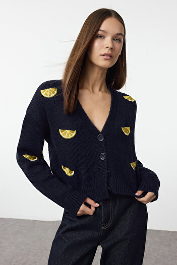 Trendyol Collection Sötétkék V-nyakú hímzett kötött kardigán - puha textúra TWOAW24HI00237