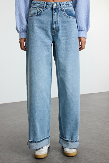 Trendyol Collection Jasnoniebieskie jeansy z podwiniętymi nogawkami, normalny stan, luźny krój TWOSS25JE00001