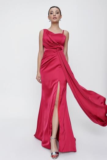 By Saygı Gefüttertes Abendkleid aus Satin mit Volantdetail auf der Vorderseite
