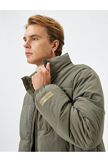 Koton Pufferjacke, Stehkragen, Reißverschlusstasche, detaillierter Slogan gedruckt